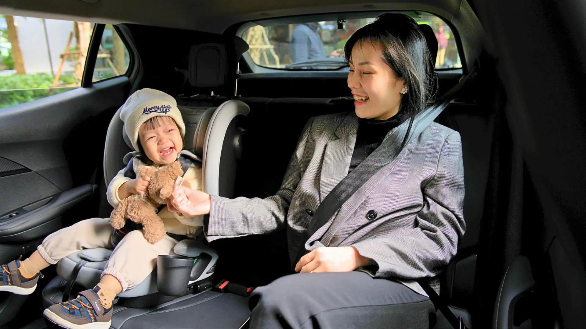 Giúp trẻ thoải mái khi ngồi ghế an toàn trên ô tô